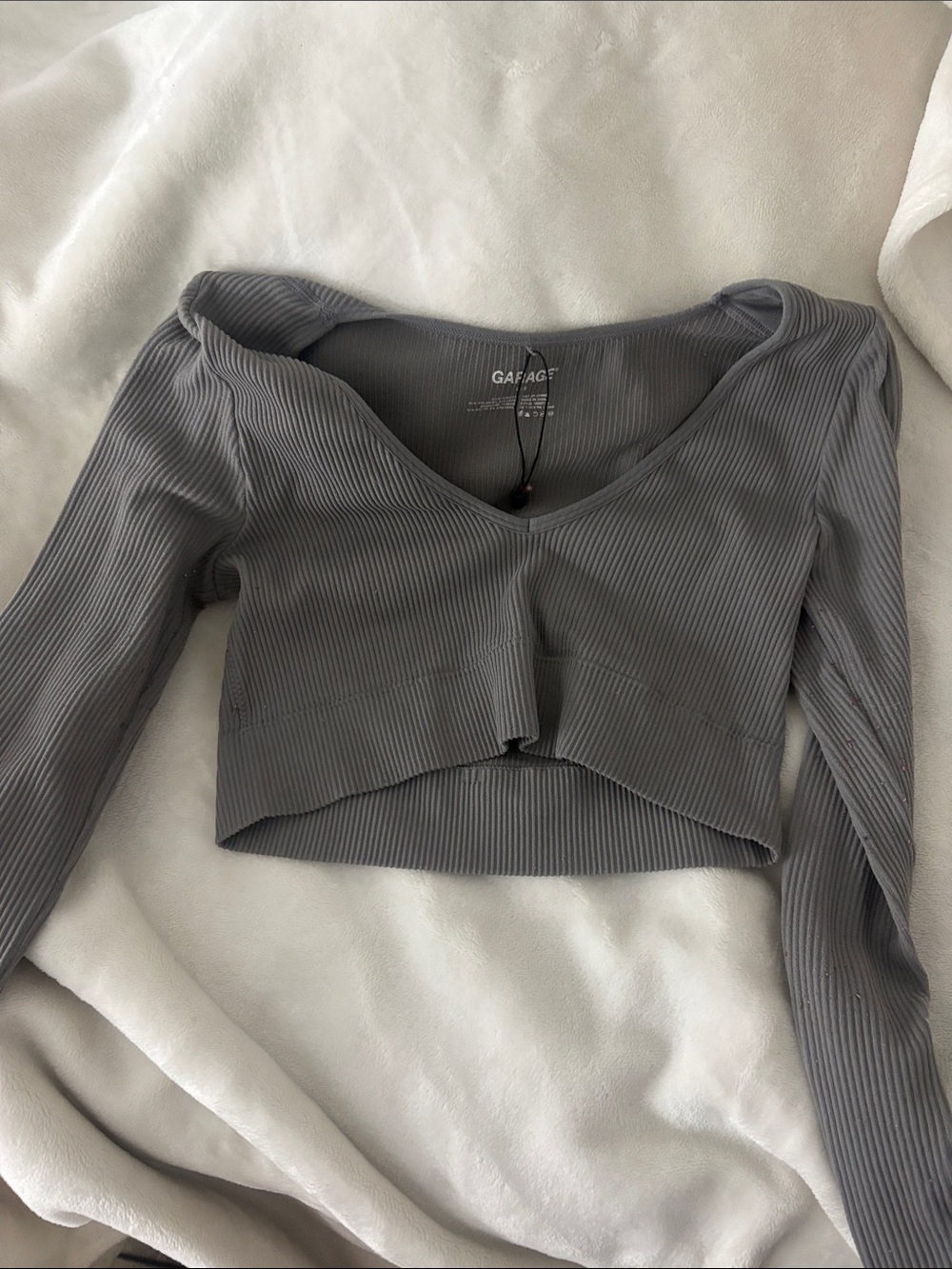 Garage Ribbed V‑Neck Long Sleeve Crop Top in Gray